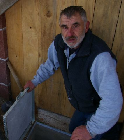 Ivan Canjar ispred priključka za vodu