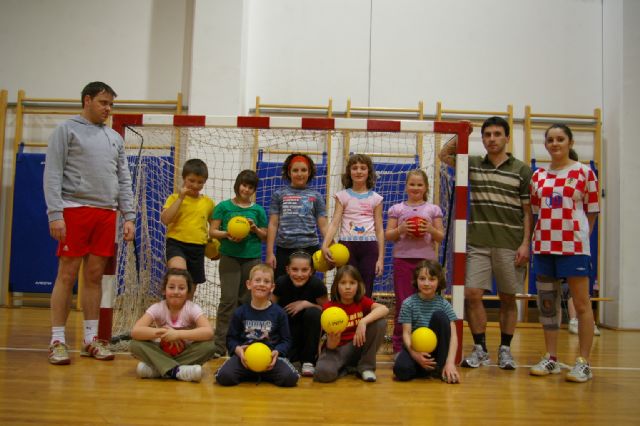 Kristijan Jardas sa suradnicima i malim rukometašima