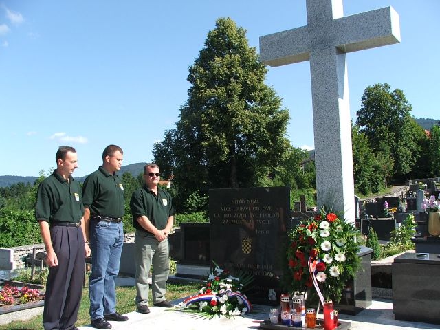 Polaganje vijenaca na Spomen obilježju