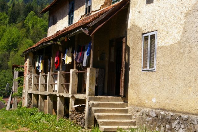 Samo roba odaje da se tu živi