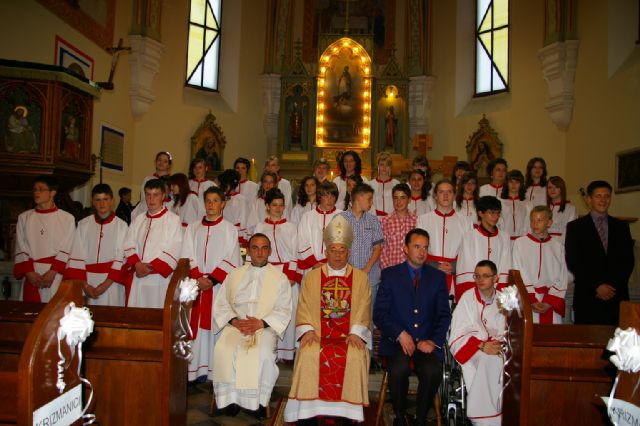 Krizmanici sa mons. dr. Devčićem