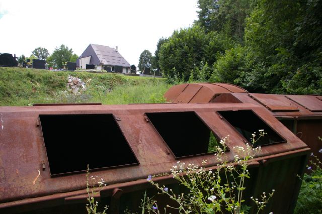 Odbačeni kontejneri na rubu groblja...