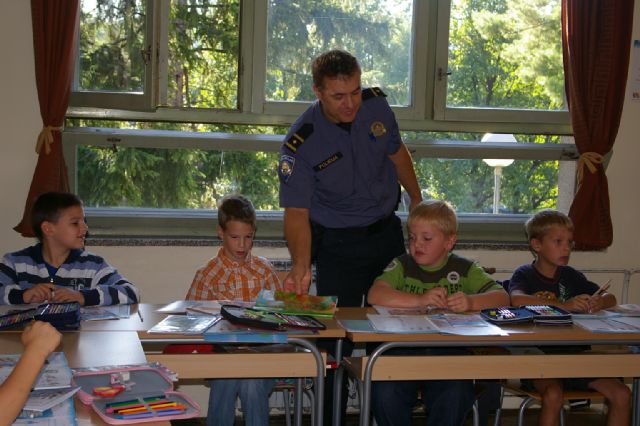 Policajac Kovačić upoznaje djecu s prometnim pravilima