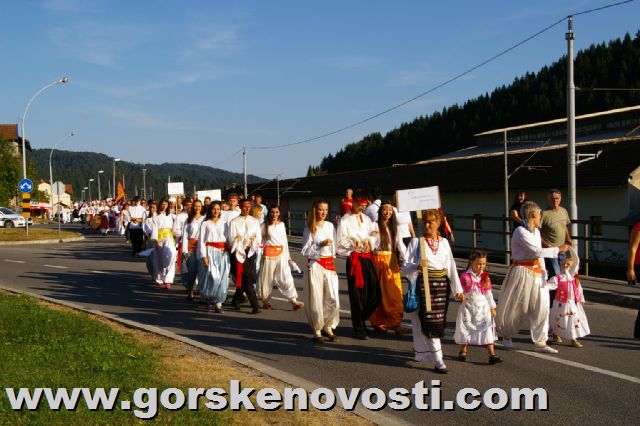 Povorka folkloraša kroz središte Moravica