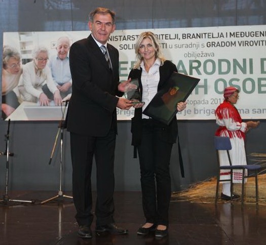 Priznanje uručuje ministar Tomislav Ivić