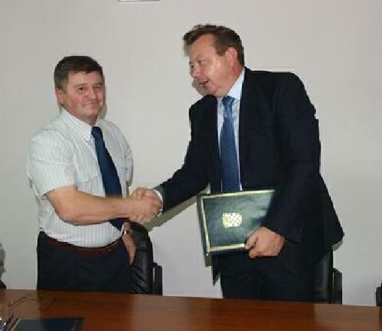 Ministar Božidar Pankretić načelniku Općine Mrkopalj Ivici Padaviću uručio je donaciju
