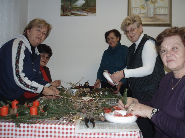 Članice Udruge izrađuju adventske vijence