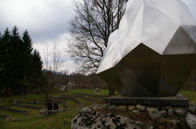 Amfiteatar i spomenik Ivanu Goranu Kovačiću u Lukovdolu