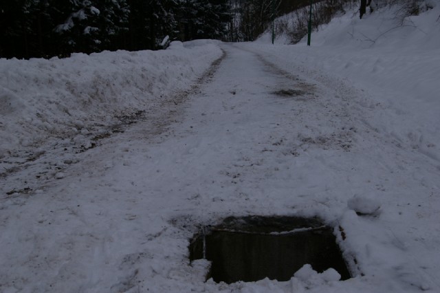Otvorena rupa nedovršene gradske kanalizacije