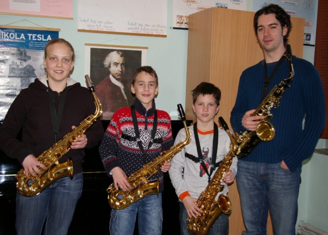 Paulić, Dujmović i Troha sa mentorom i učiteljem saksofona Kolarićem