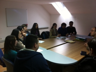 Detalj sa sastanka - Zaposlenici Grada i Komunalca pozorno slušaju eurozastupnika Stiera (HDZ)