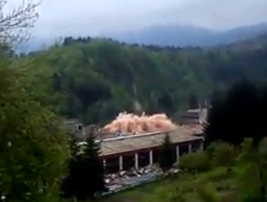 Rušenje tvorničkog dimnjaka