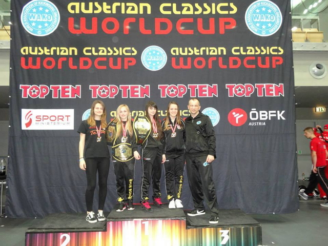 Lara Despot (druga desno) s trenerom i članovima kluba