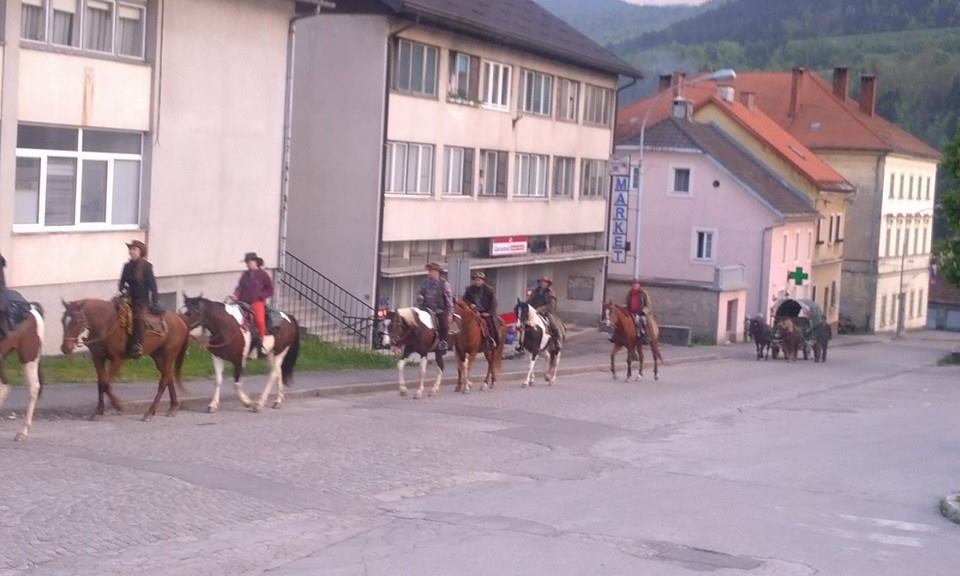 Živopisna skupina srednjoeuropskih jahača u prolazu kroz Vrbovsko