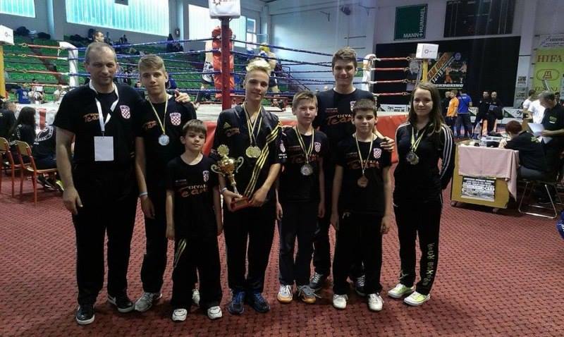 Kickboxerica Despot (prva desno)