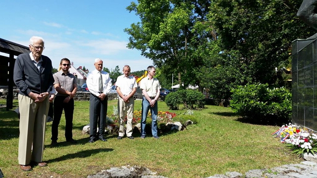 Položeni vijenci i zapaljene svijeće na spomenicima poginulim borcima iz Drugog svjetskom rata i Domovinskog rata