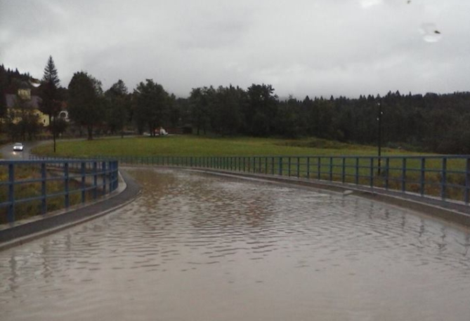 Most u Gomirju je pod vodom
