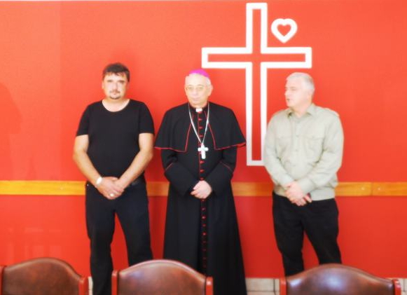 Nadbiskup Devčić (u sredini) uz vrbovščanske policajce Lovrenovića i Štefanca