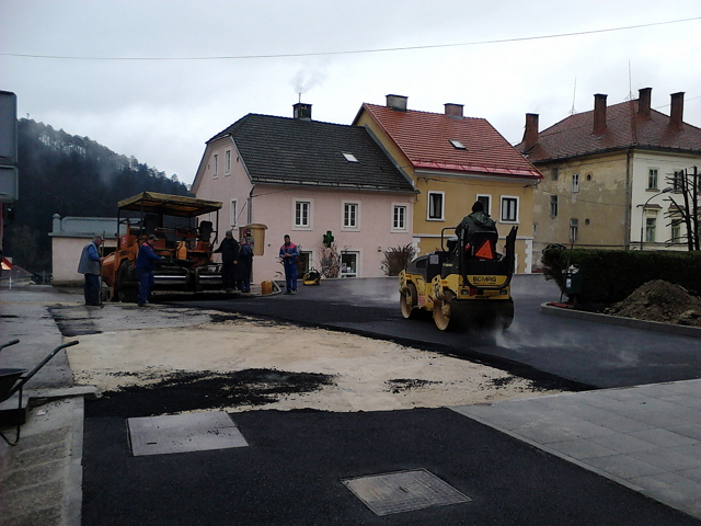Asfaltirane su ceste i pokrpane brojne rupe i prekopi