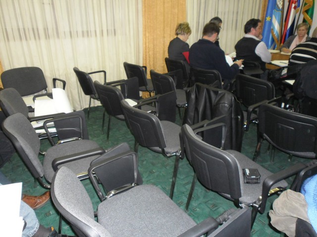 ... a iza njih ostaju tek prazne stolice