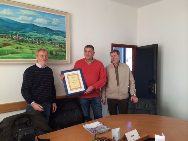 Gradonačelniku Mufiću plaketu su uručili predstavnici  Društva Goranin iz Zagreba Silko Štefančić i Zlatko Svetličić