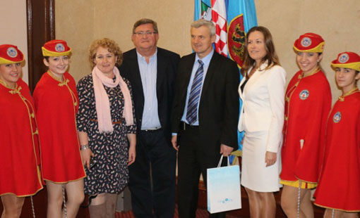 Gradonačelnik Ogulina Jure Turković i Rijeke Vojko Obersnel s ogulinskim mažoretkinjama