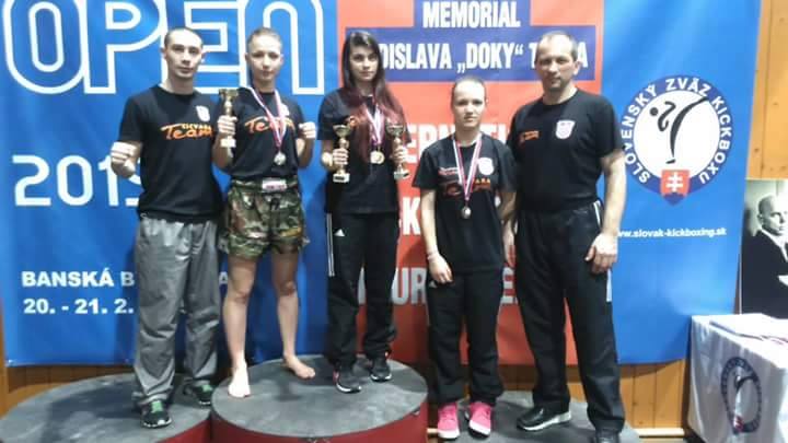 Lara Despot (druga desno) u društvu trenera i klupskih kolega