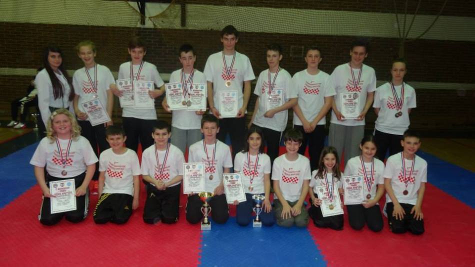 Lara Despot (stoji prva desno)