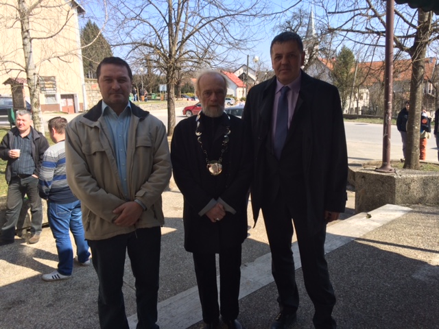 Dobitnik Goranovog vijenca Mario Sušak (u sredini) s dogradonačelnikom  Borivojem Dokmanovićem (lijevo)  i gradonačelnikom Vrbovskog Draženom Mufićem (desno)