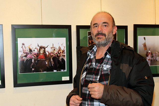 Nebojša Anić kraj nagrađene fotografije