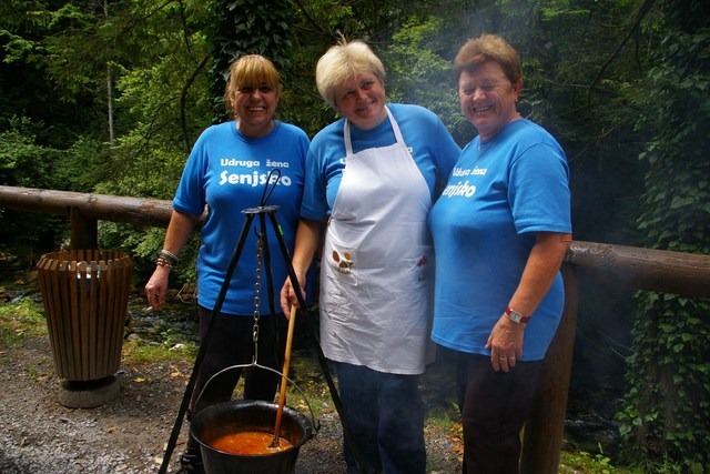 Udruga žena Senjsko napravila je najbolji gljivarski kotlić