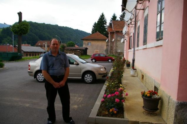 ilija-drakulic487-predstavnik-stanara-ispred-velike-kuc487e